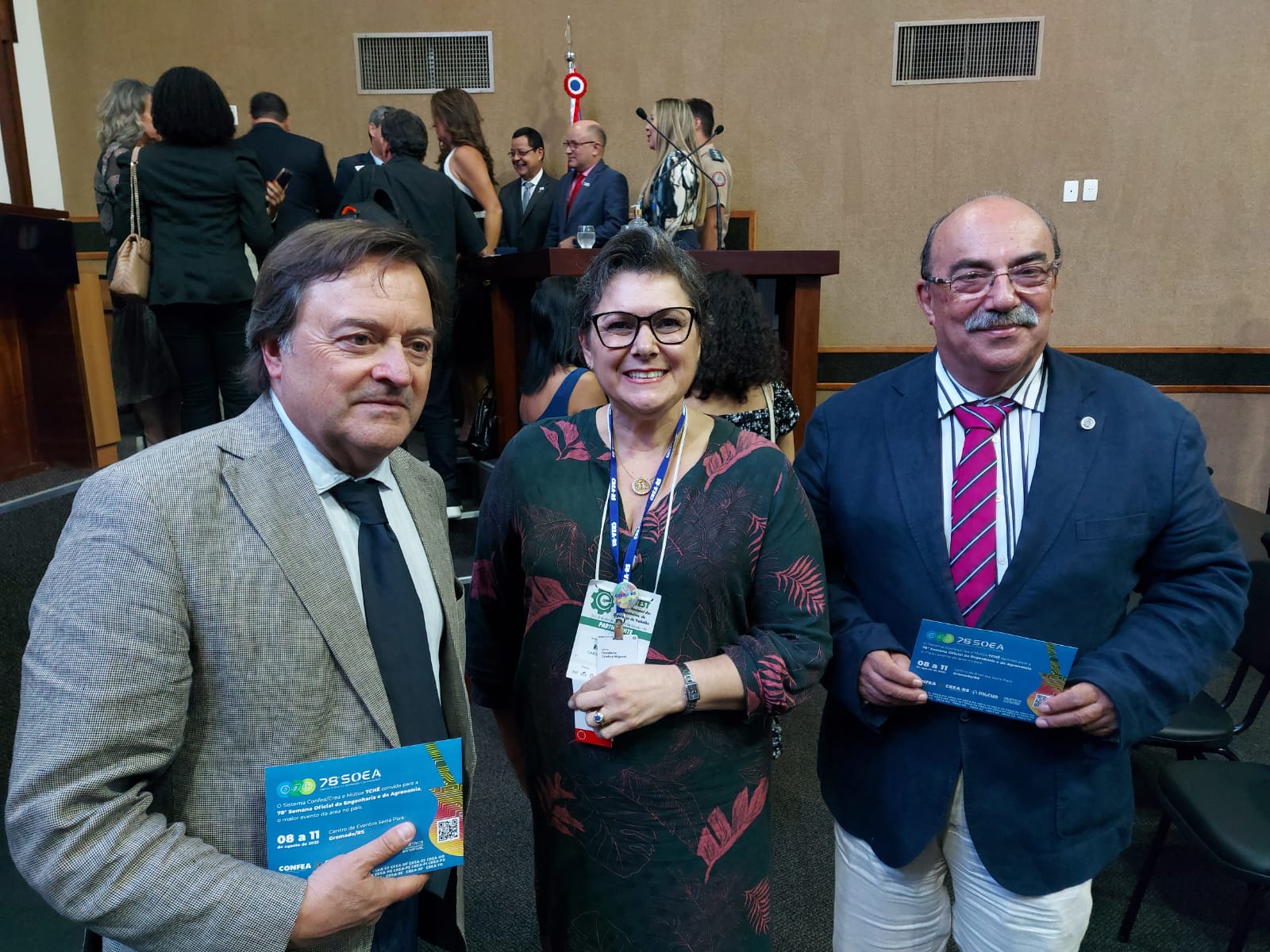 A Eng. Roselaine entregou o convite da Soea ao Luis Almeida (à dir.) e Mario Velindro, docentes de Coimbra